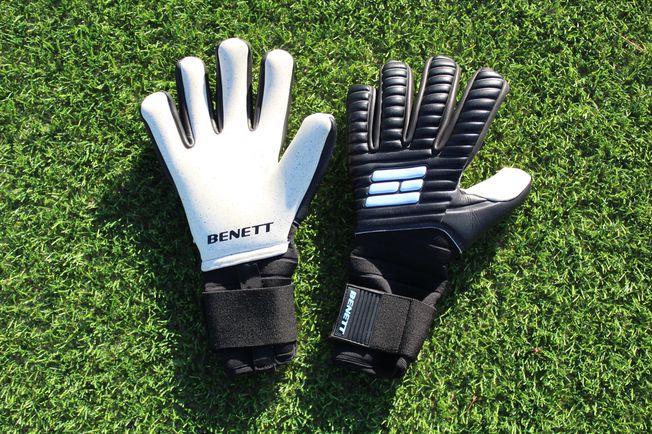 Benett "the Statement" Black-Aqua-Dots C1